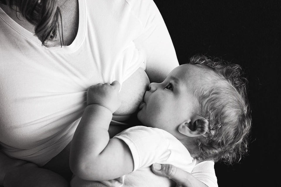 breastfeeding-2428378_960_720.jpg