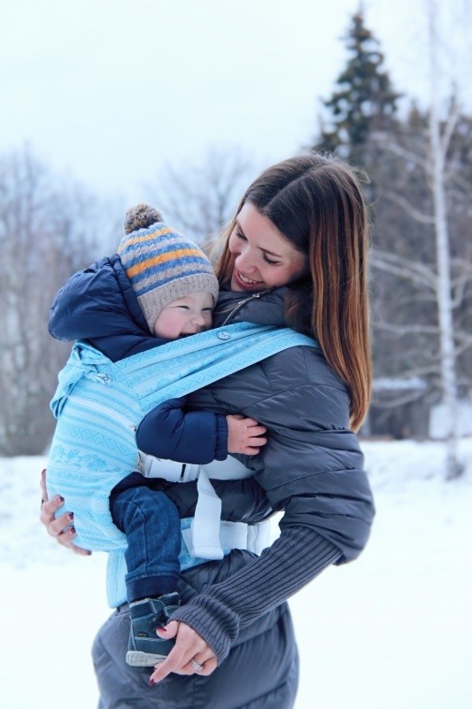 Как носить ребенка в слинге зимой